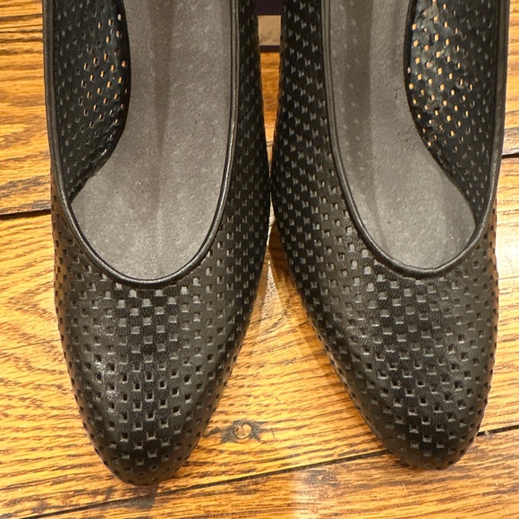 NIB👠STUART WEITZMAN BLACK FLORAJAH WOMENS PUMPS SIZE 9AA - Picture 2 of 11